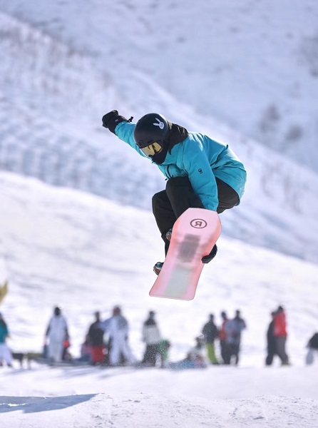 滑雪时要佩戴好头盔、护臀、护膝、护肘、护腕等